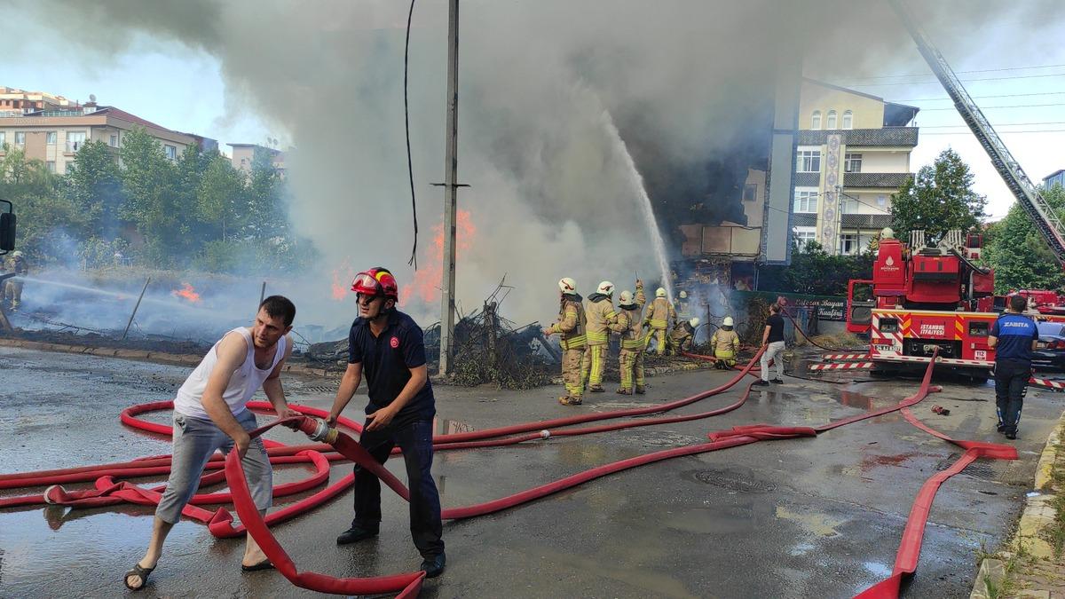 Sancaktepe'de tahta paletlerde başlayan ve binaya da sı&ccedil;rayan yangın s&ouml;nd&uuml;r&uuml;ld&uuml;