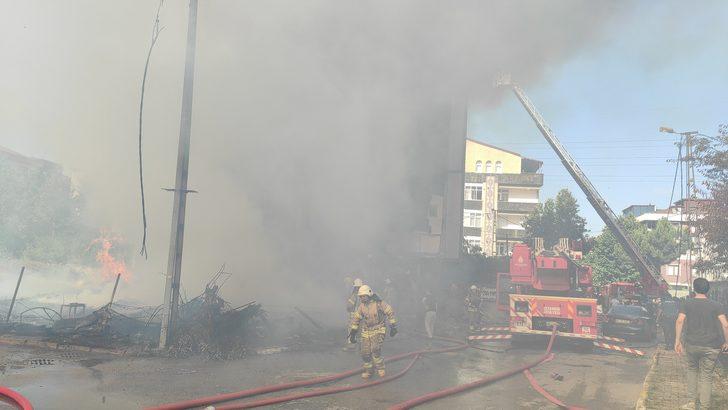 Sancaktepe'de tahta paletlerde başlayan ve binaya da sıçrayan yangın söndürüldü G2