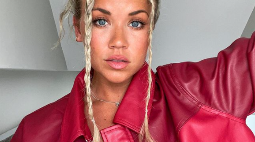 Ünlü futbolcu Alan Shearer'ın kızı Hollie, bikinili pozuyla nefes kesti! Ten rengi bikinisi olay oldu