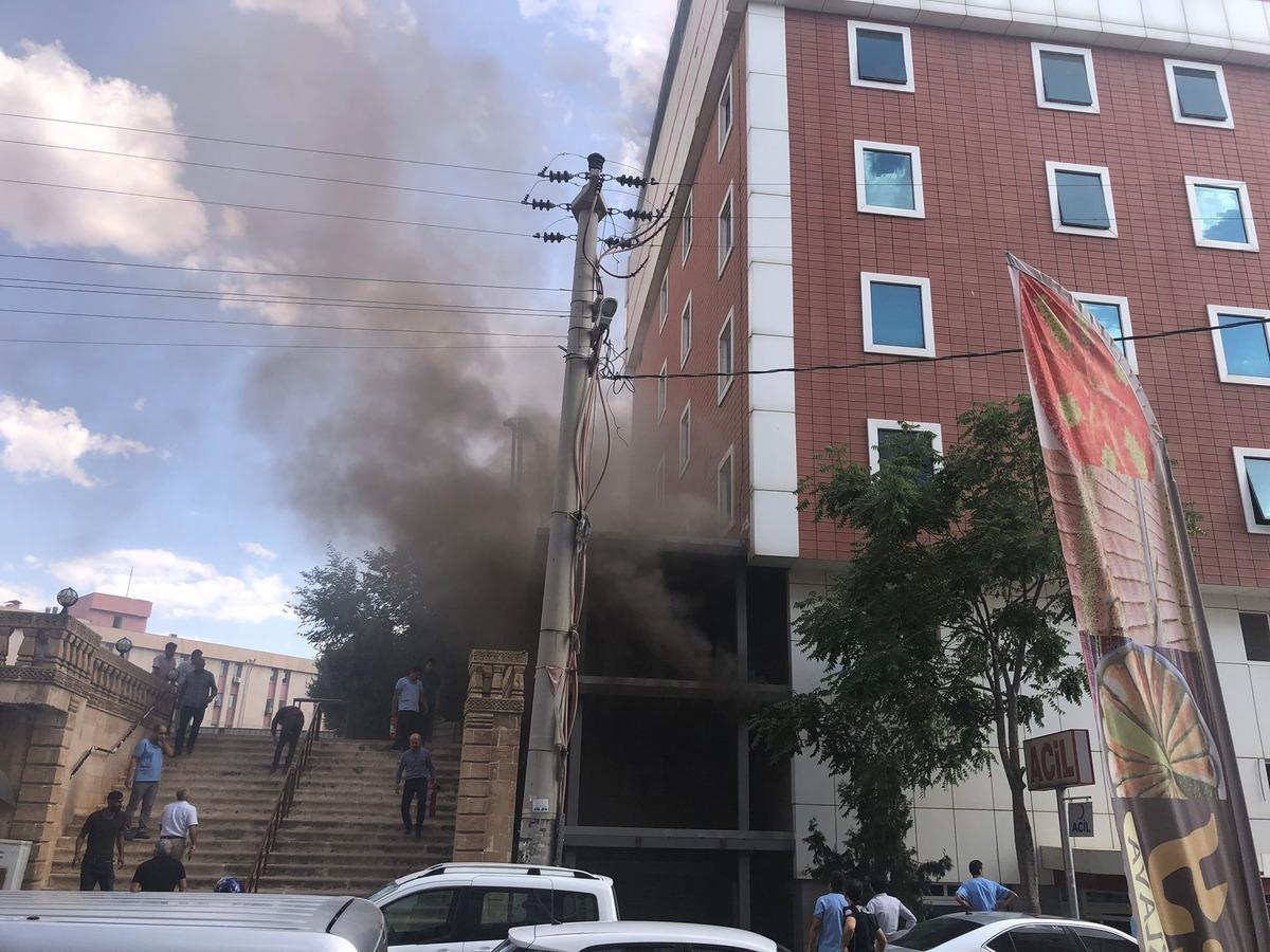 Mardin'de &ouml;zel hastanenin yanındaki trafo patladı, hastalar tahliye ediliyor