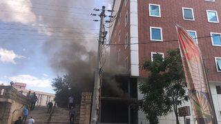 Mardin'de özel hastanenin yanındaki trafo patladı, hastalar tahliye ediliyor