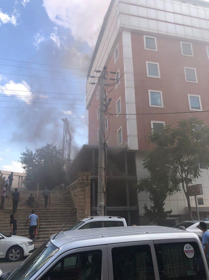 Mardin'de özel hastanenin yanındaki trafo patladı, hastalar tahliye ediliyor G2