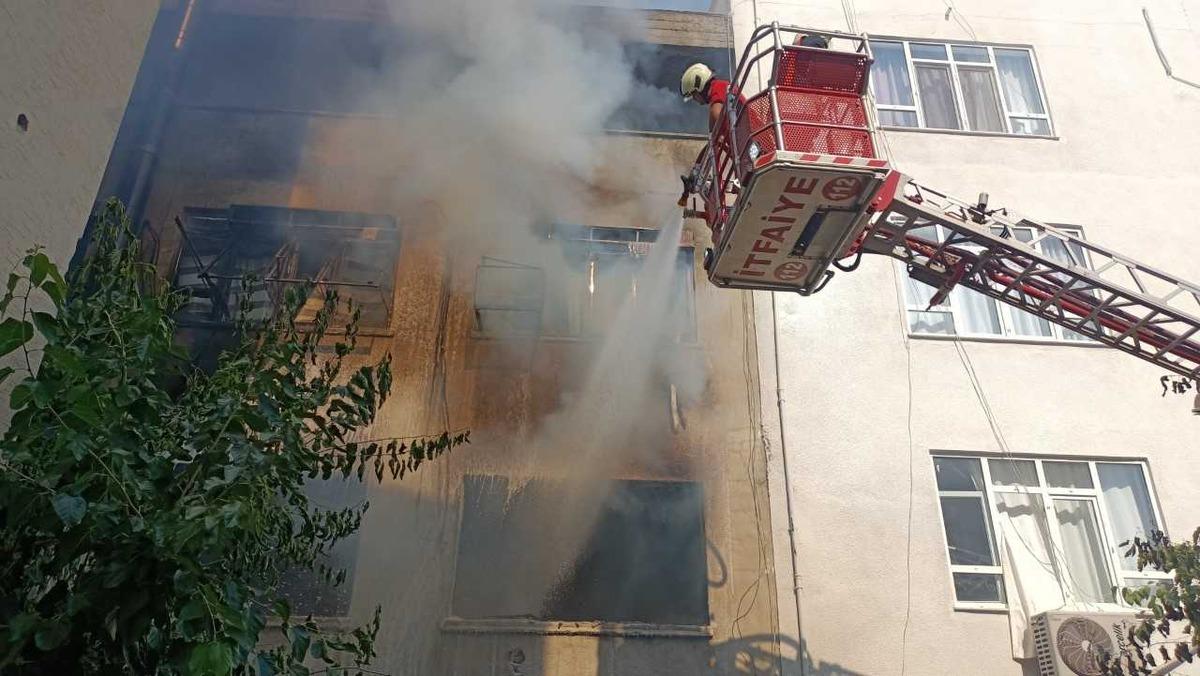 Mersin'de iş merkezinde &ccedil;ıkan yangın s&ouml;nd&uuml;r&uuml;ld&uuml;