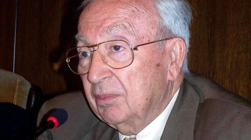 Eski Dışişleri Bakanı İlter Türkmen yaşamını yitirdi