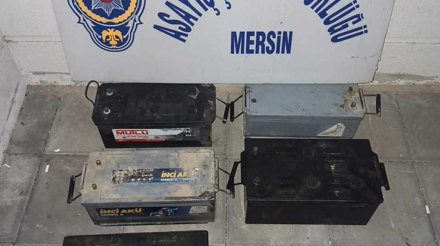 Mersin'de iki araçtan akü hırsızlığı güvenlik kamerasına yansıdı