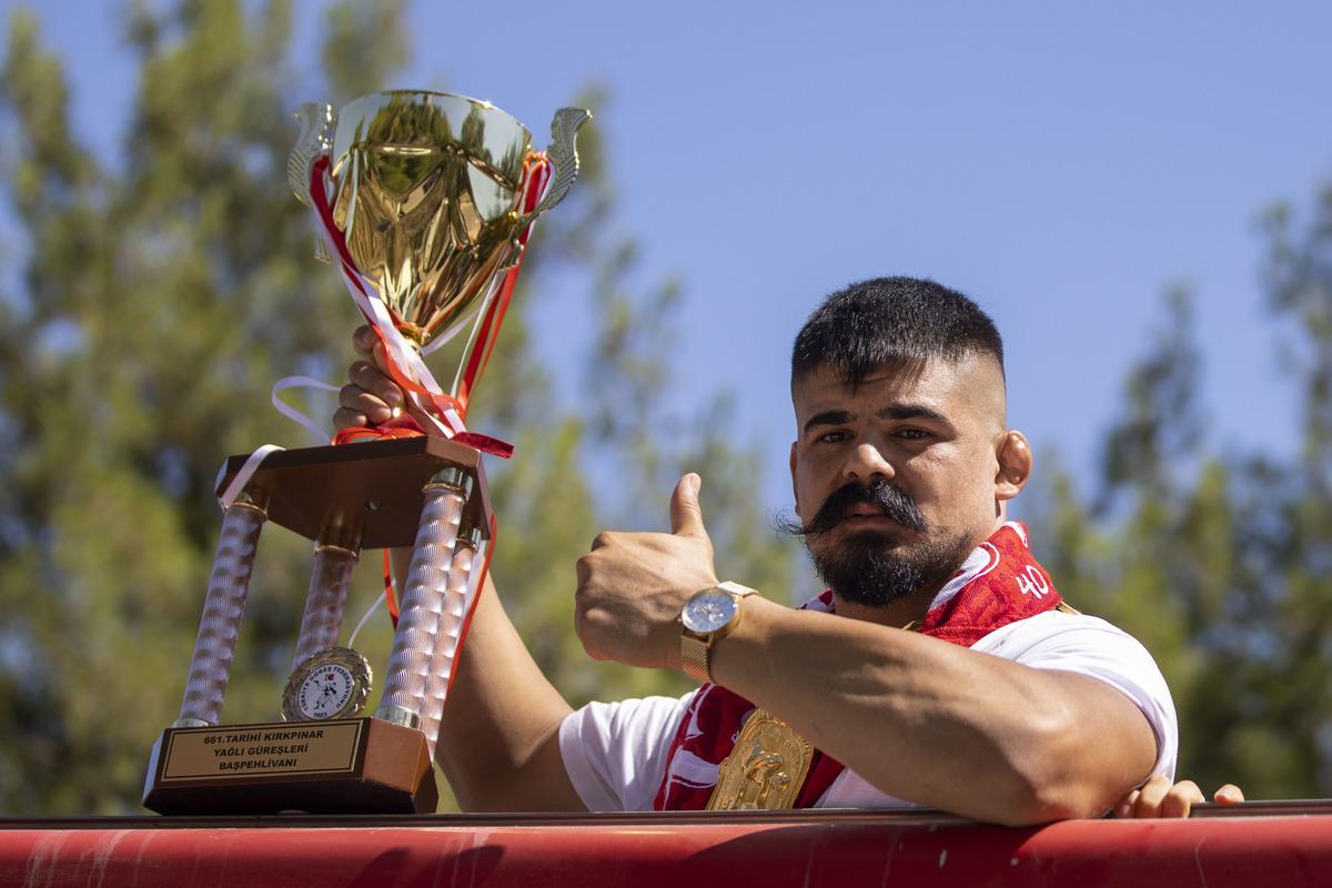 Kırkpınar Başpehlivanı Cengizhan Şimşek'e memleketi Antalya'da coşkulu karşılama