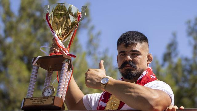 Kırkpınar Başpehlivanı Cengizhan Şimşek'e memleketi Antalya'da coşkulu karşılama