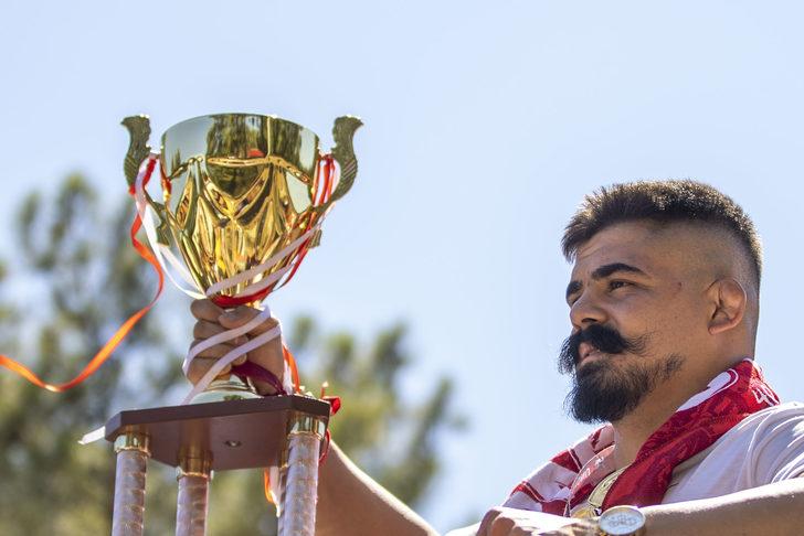 Kırkpınar Başpehlivanı Cengizhan Şimşek'e memleketi Antalya'da coşkulu karşılama G3