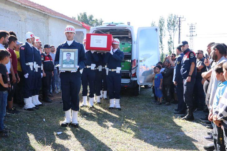 Kırklareli'ndeki trafik kazasında ölen piyade sözleşmeli er Ceyhun Erol Yozgat'ta toprağa verildi G1
