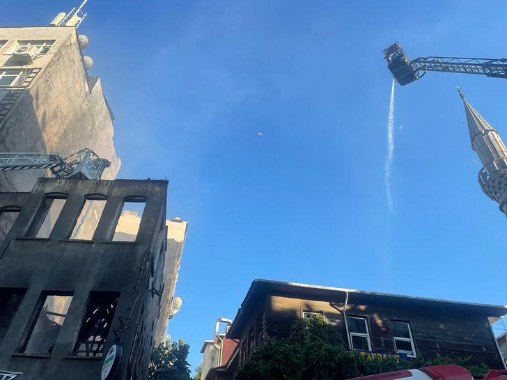 Fatih'te metruk binada yangın çıktı G3