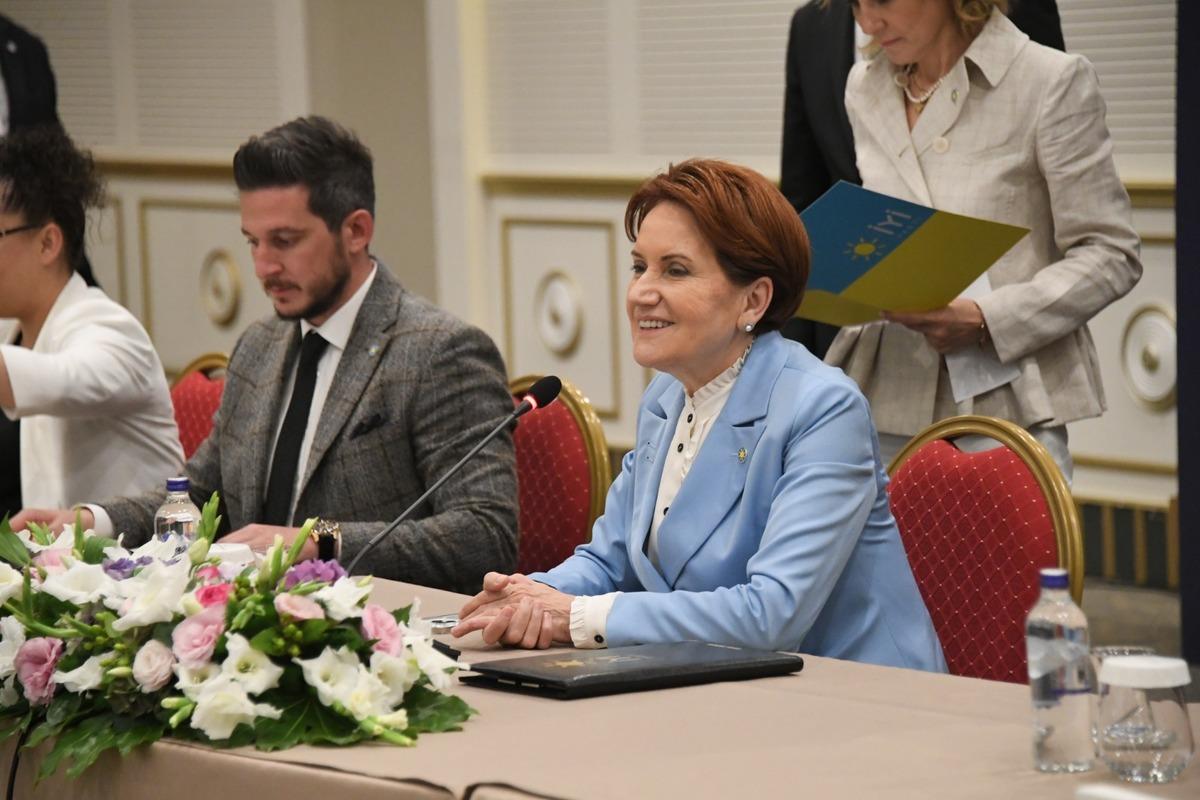 Meral Akşener, partisinin gen&ccedil;lik kolları il başkanlarıyla bir araya geldi