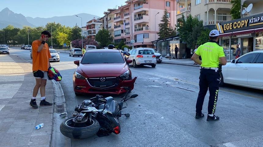 Denizli'de otomobille çarpışan motosikletteki 2 kişi yaralandı