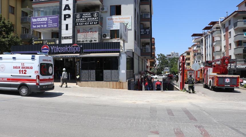 Denizli'de yangın sırasında iş merkezinin penceresinden atlayan avukat yaralandı