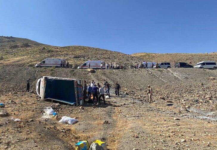 Van'da göçerleri taşıyan kamyonetin devrilmesi sonucu 10 kişi yaralandı G1