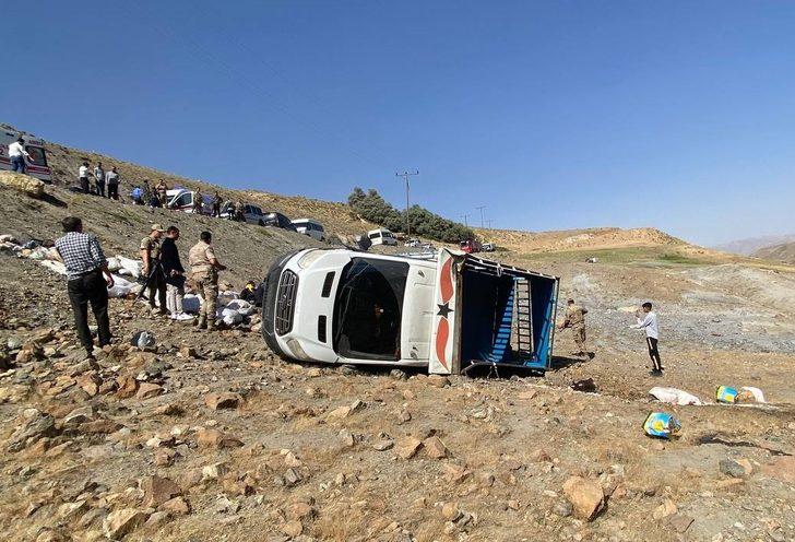 Van'da göçerleri taşıyan kamyonetin devrilmesi sonucu 10 kişi yaralandı G4