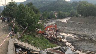 Karabük'te selden zarar gören evlerin yıkımına başlandı
