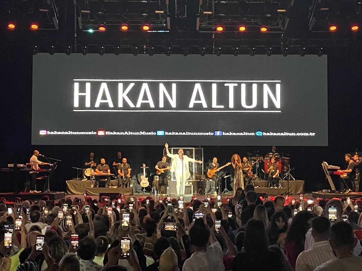 Şarkıcı Hakan Altun Kuru&ccedil;eşme A&ccedil;ıkhava'da sahne aldı