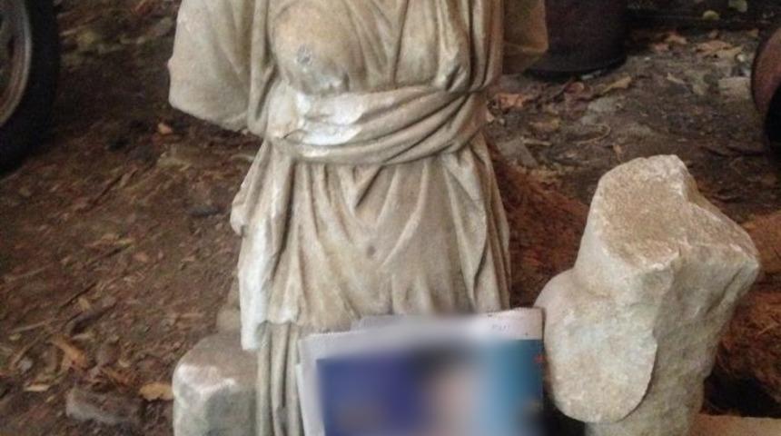 Kütahya'da Roma Dönemi'ne ait olduğu değerlendiren heykel ele geçirildi