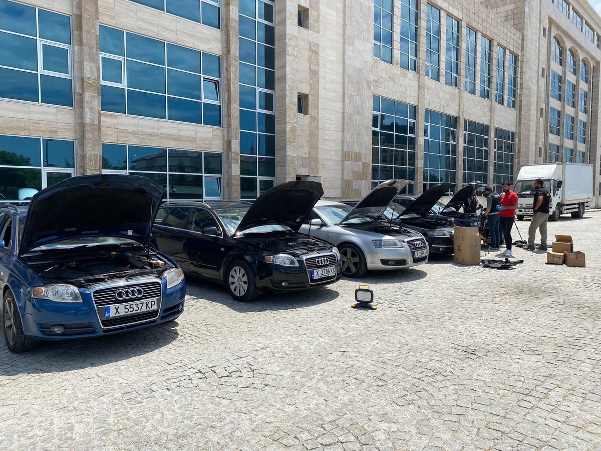 Kapıkule'de g&uuml;mr&uuml;k trafiğinden ş&uuml;phelenilen otomobillerde 3 bin elektronik sigara ele ge&ccedil;irildi