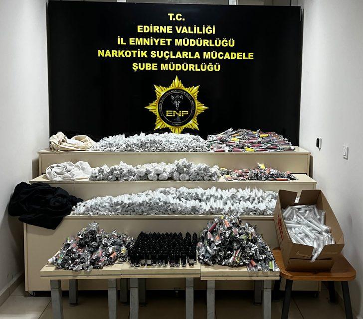 Kapıkule'de gümrük trafiğinden şüphelenilen otomobillerde 3 bin elektronik sigara ele geçirildi G3