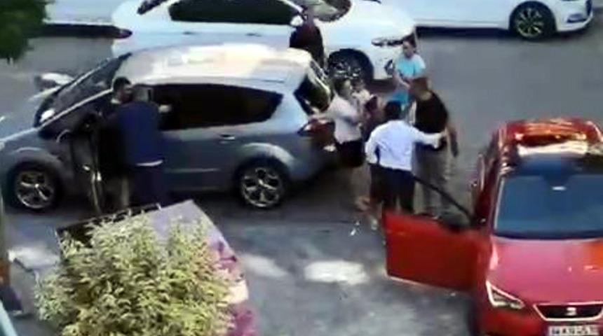 Avcılar'da yol verme kavgası! "Yapma ne olursun, çocuğum var"