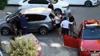 Avcılar'da yol verme kavgası! Yapma ne olursun, çocuğum var