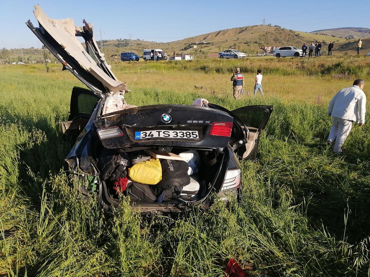 Erzincan'da otomobil şarampole devrildi, 1 kişi &ouml;ld&uuml;, 4 kişi yaralandı