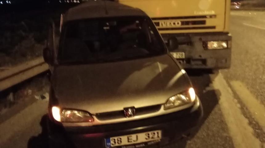 Mersin'de kamyonun çarptığı otomobilin sürücüsü öldü, 2 kişi yaralandı