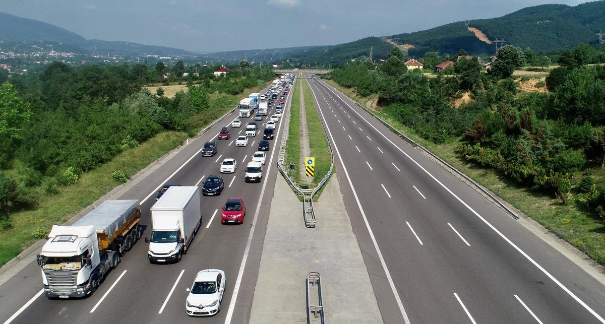Bolu Dağı'nda bayram tatili nedeniyle uzun ara&ccedil; kuyrukları oluştu