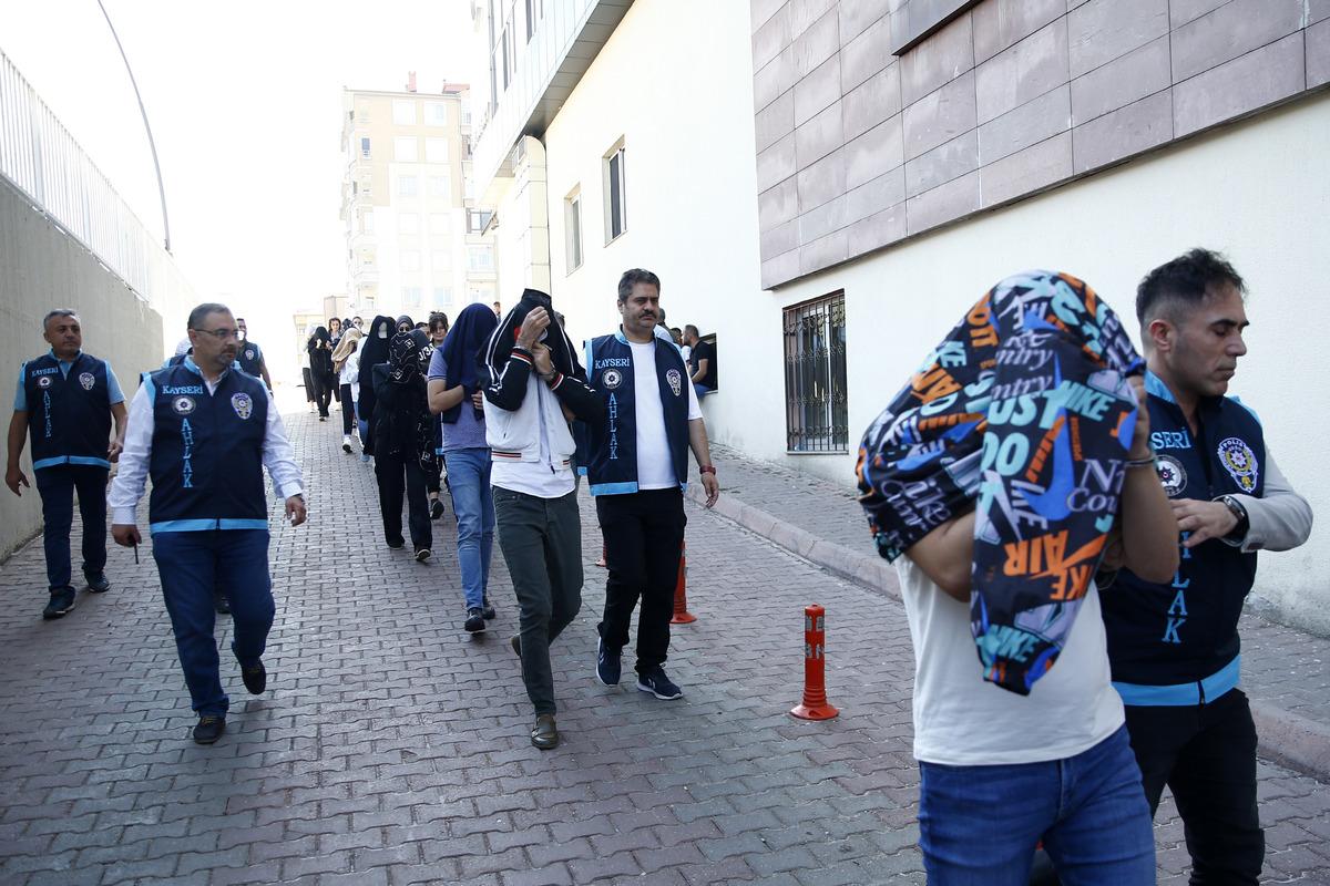 Kayseri'deki fuhuş operasyonunda 14 ş&uuml;pheli adliyeye sevk edildi