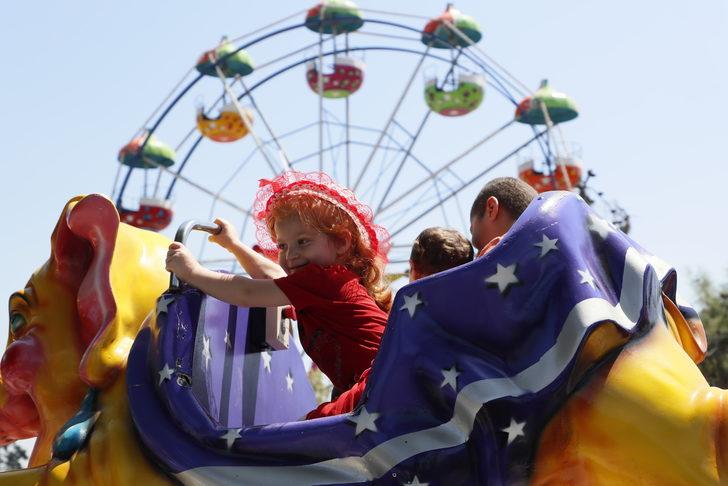 Adana'da polis, lösemili 22 çocuğu lunaparka götürdü G1