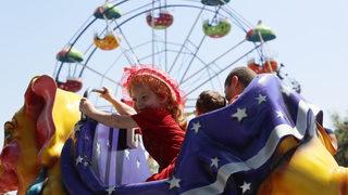 Adana'da polis, lösemili 22 çocuğu lunaparka götürdü