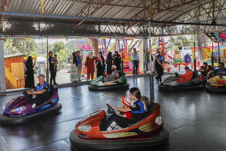 Adana'da polis, lösemili 22 çocuğu lunaparka götürdü G2