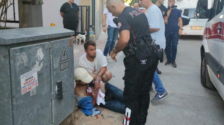 Antalya'daki kavgada kan aktı!  Göğsünden bıçaklandı, yarasına tampon yapıp sağlık ekiplerini bekledi