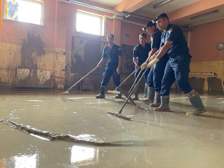 Bartın'da selden zarar gören okulları jandarma temizliyor G1