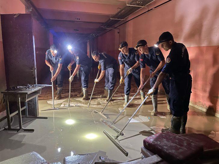 Bartın'da selden zarar gören okulları jandarma temizliyor G2