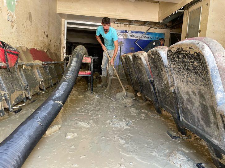 Bartın'da selden zarar gören okulları jandarma temizliyor G3