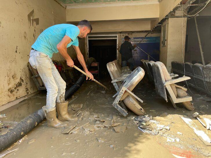 Bartın'da selden zarar gören okulları jandarma temizliyor G5