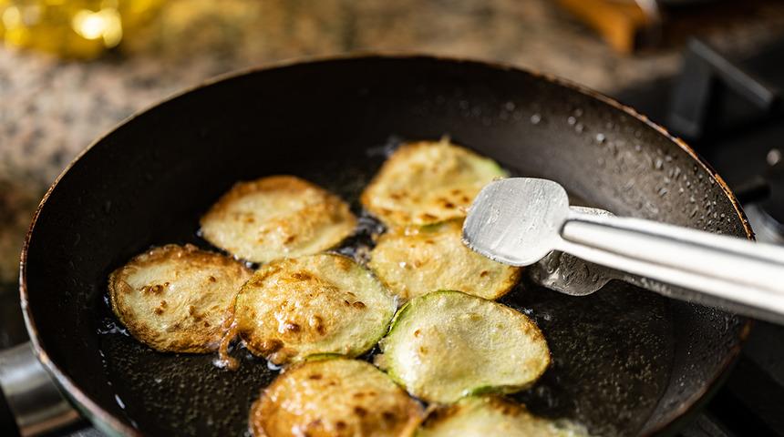 Aslında çok basit: Kabakları yağ çekmeden kızartmak için yapmanız gerekenler…