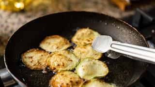 Aslında çok basit: Kabakları yağ çekmeden kızartmak için yapmanız gerekenler…