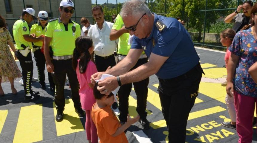Sevgi evlerinde kalan çocuklar polislerle yapılan etkinlikte eğlenceli zaman geçirdi