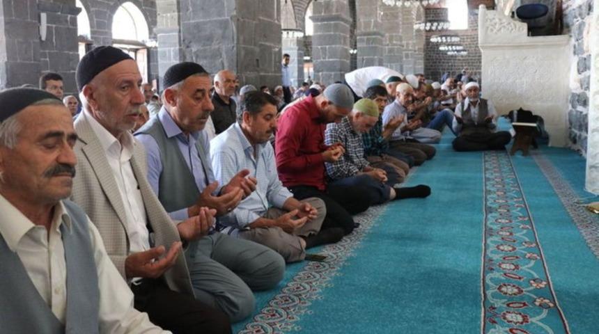 Bayram namazı saat ka&ccedil;ta kılınacak? Diyanet&rsquo;e g&ouml;re Diyarbakır, D&uuml;zce ve Edirne Kurban Bayramı namazı saatleri 2022!