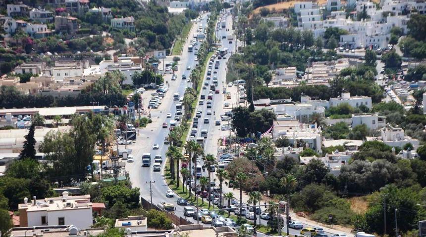 Tatilci akını başladı! Bodrum'a girişte trafik kilitlendi, sahiller dolmaya başladı