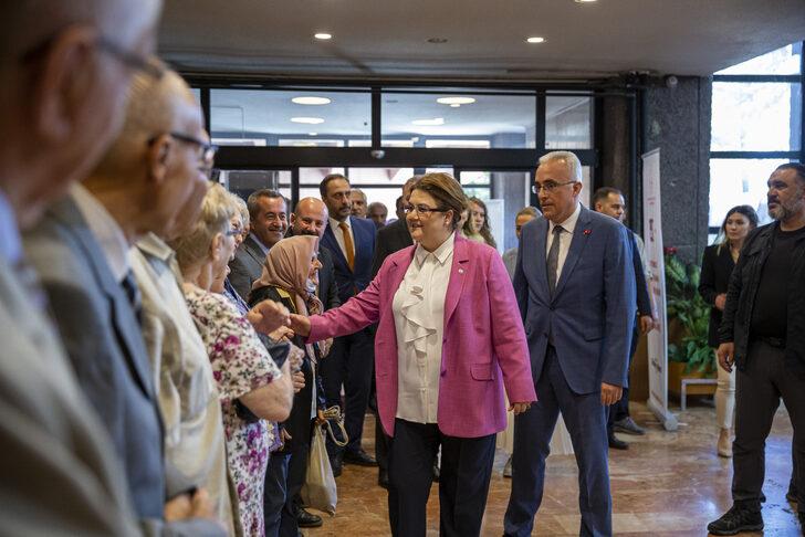 Bakan Yanık, "15 Temmuz Türkiye Aşkına Resim ve Şiir Sergisi"nin açılışında konuştu: G1