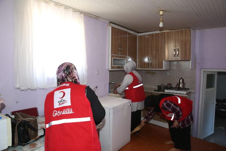 Türk Kızılayın kadın gönüllüleri "kardeş aileleri"nin ihtiyaçlarını karşılıyor G2