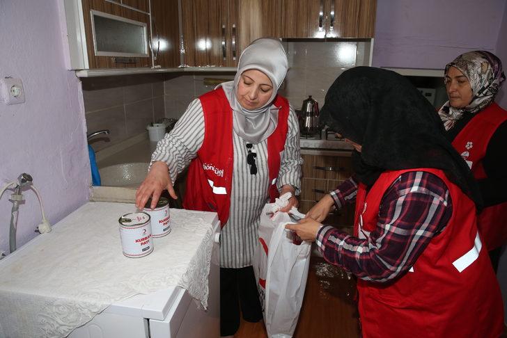 Türk Kızılayın kadın gönüllüleri "kardeş aileleri"nin ihtiyaçlarını karşılıyor G3