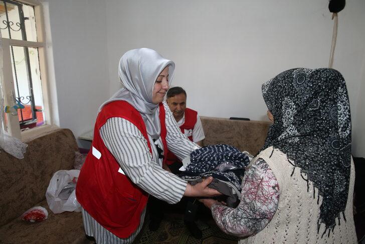 Türk Kızılayın kadın gönüllüleri "kardeş aileleri"nin ihtiyaçlarını karşılıyor G4