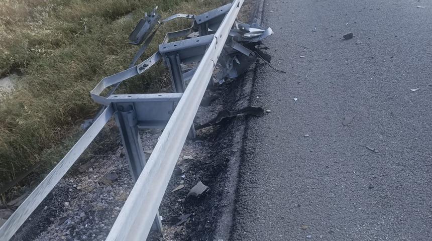 Balıkesir'de bariyere çarpan otomobildeki bir kişi öldü, 3 kişi yaralandı