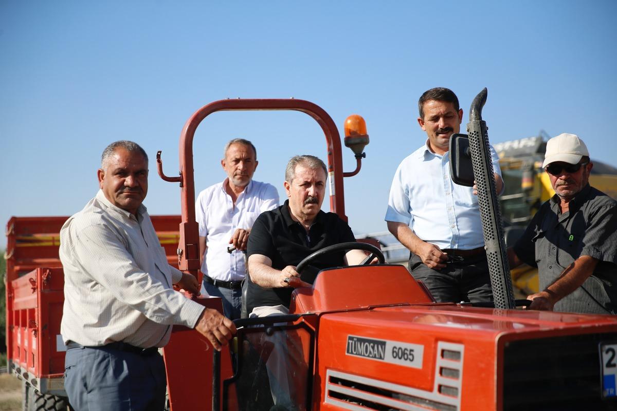 BBP Genel Başkanı Destici, baba ocağında bi&ccedil;erd&ouml;verle arpa hasadı yaptı: