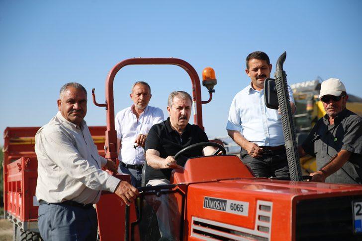 BBP Genel Başkanı Destici, baba ocağında biçerdöverle arpa hasadı yaptı: G1